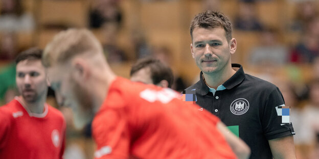 Christian Prokop, Handball-Bundestrainer, beobachtet das Training