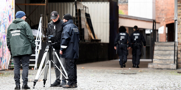 Polizei untersucht den Tatort in Bremen, wo der AfD-Politiker Frank Magnitz angegriffen wurde. Polizei untersucht den Tatort in Bremen, wo der AfD-Politiker Frank Magnitz angegriffen wurde.