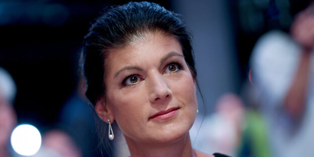 Sahra Wagenknecht im Portrait. Sie schaut nach oben Sahra Wagenknecht im Portrait. Sie schaut nach oben