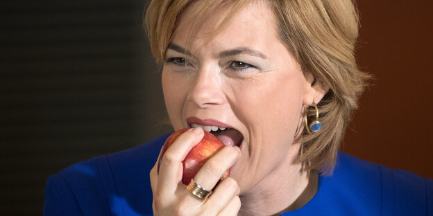 Bundeslandwirtschaftsministerin Julia Klöckner beißt in einen Apfel. Das ist gesund. Bundeslandwirtschaftsministerin Julia Klöckner beißt in einen Apfel. Das ist gesund.