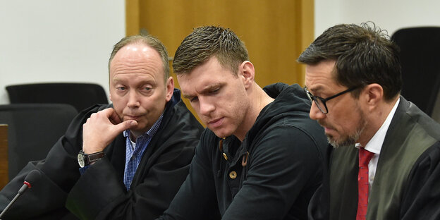 Der Ehemalige NPD-Politiker Maik Schneider wartet mit seinen Anwälten auf den Prozessbeginn. Der Ehemalige NPD-Politiker Maik Schneider wartet mit seinen Anwälten auf den Prozessbeginn.