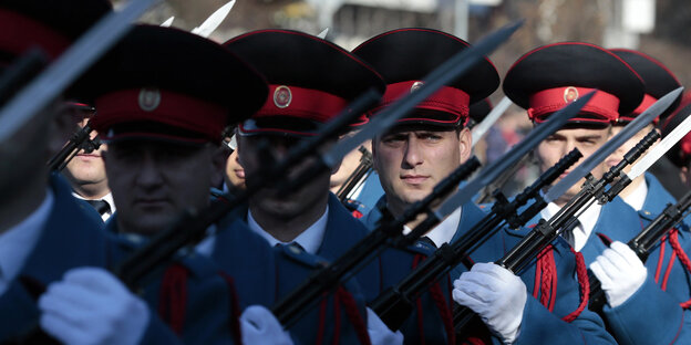 Blau Uniformierte Männer bei einer 'Militärparade in Banja Luka Blau Uniformierte Männer bei einer 'Militärparade in Banja Luka