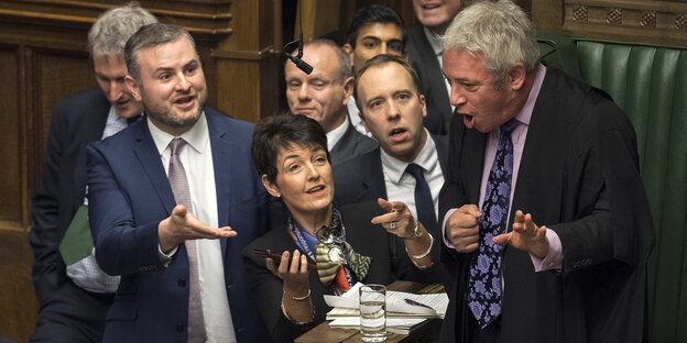 John Bercow (rechts) diskutiert offensichtlich lebhaft mit um ihn herumstehenden Parlamentariern im Unterhaus John Bercow (rechts) diskutiert offensichtlich lebhaft mit um ihn herumstehenden Parlamentariern im Unterhaus