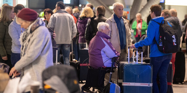 Passagiere warten in einem Flughafen Passagiere warten in einem Flughafen