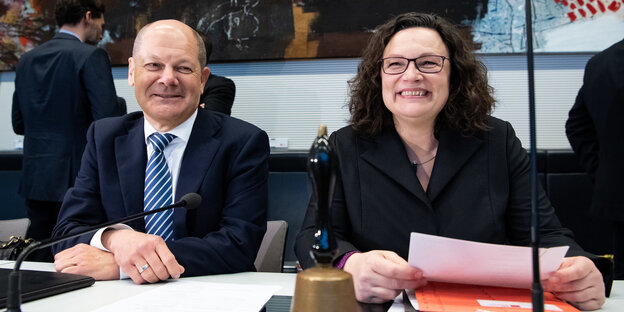 Olaf Scholz und SPD-Fraktionschefin Andrea Nahles sitzen nebeneinander und lächeln Olaf Scholz und SPD-Fraktionschefin Andrea Nahles sitzen nebeneinander und lächeln