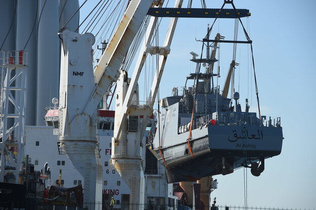 Ein Schiff hängt an einem Kran Ein Schiff hängt an einem Kran