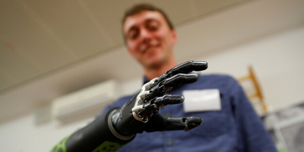 Ein Mann mit einer Armprothese Ein Mann mit einer Armprothese