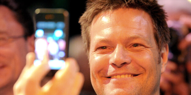 Robert Habeck fotografiert sich selbst mit einem Smartphone Robert Habeck fotografiert sich selbst mit einem Smartphone
