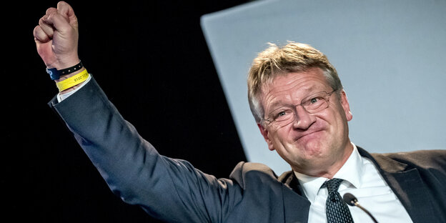 Jörg Meuthen hebt die Hand triumphierend in die Höhe Jörg Meuthen hebt die Hand triumphierend in die Höhe
