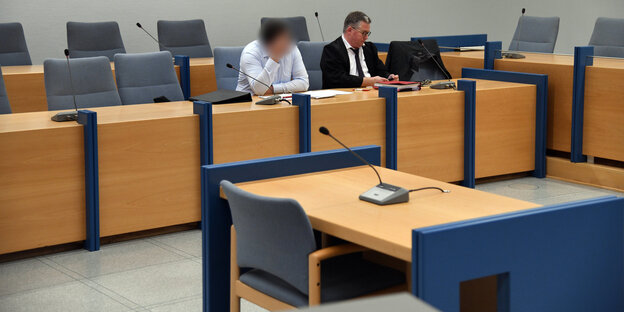 Der angeklagte Heimleiter und sein Anwalt im Gerichtssaal Der angeklagte Heimleiter und sein Anwalt im Gerichtssaal