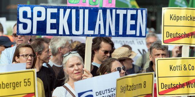 Teilnehmer einer Kundgebung demonstrieren unter dem Motto «Zusammen gegen #Mietenwahnsinn» mit einem Transparent „Stopt Spekulanten“ Teilnehmer einer Kundgebung demonstrieren unter dem Motto «Zusammen gegen #Mietenwahnsinn» mit einem Transparent „Stopt Spekulanten“