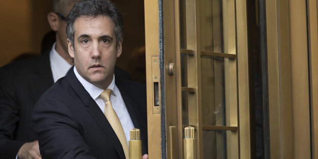 Michael Cohen steht an einer goldenen Tür Michael Cohen steht an einer goldenen Tür