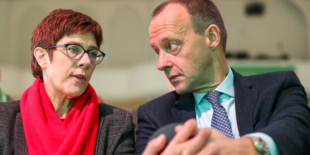 Annegret Kramp-Karrenbauer ist im Gespräch mit Friedrich Merz Annegret Kramp-Karrenbauer ist im Gespräch mit Friedrich Merz