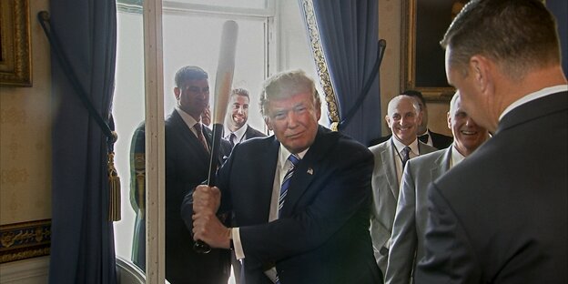 Donald Trump mit einem Baseballschläger Donald Trump mit einem Baseballschläger