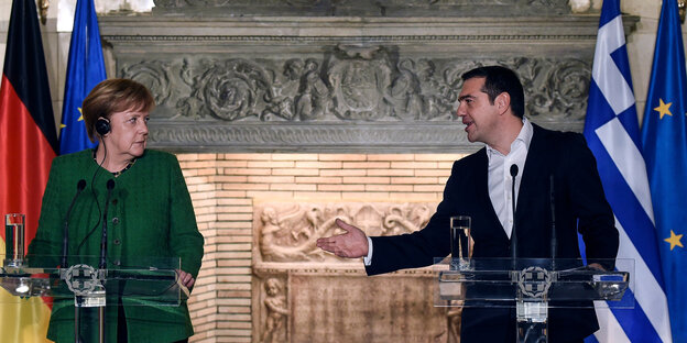 Griechenlands Premier Tsipras wendet sich bei einer Pressekonferenz an Angela Merkel und gestikuliert mit der rechten Hand Griechenlands Premier Tsipras wendet sich bei einer Pressekonferenz an Angela Merkel und gestikuliert mit der rechten Hand