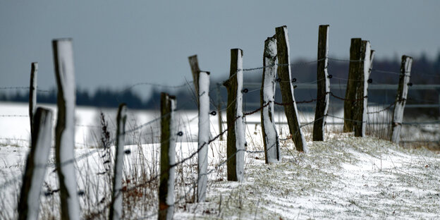 Eine dünne Schneedecke bedeckt bei Temperaturen um null Grad die Landschaft und einen alten Zaun zwischen Sauerland und Siegerland bei Olpe Eine dünne Schneedecke bedeckt bei Temperaturen um null Grad die Landschaft und einen alten Zaun zwischen Sauerland und Siegerland bei Olpe