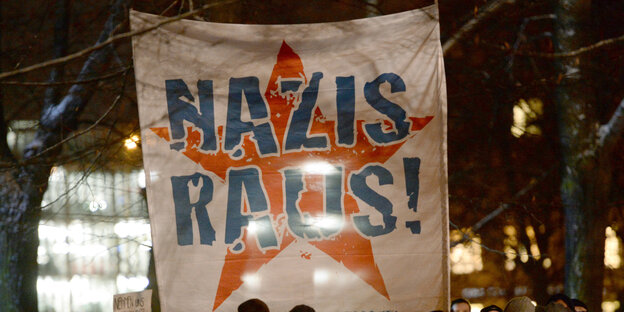Auf einem Transparent steht Nazis Raus! Auf einem Transparent steht Nazis Raus!
