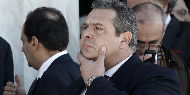 Panos Kammenos fasst sich nachdenklich ans Gesicht Panos Kammenos fasst sich nachdenklich ans Gesicht