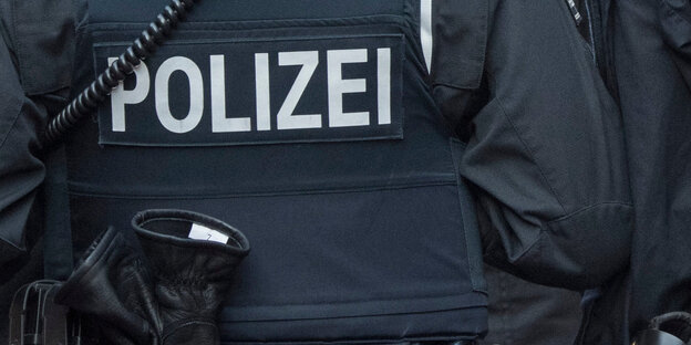 "Polizei" steht auf einem Rücken "Polizei" steht auf einem Rücken