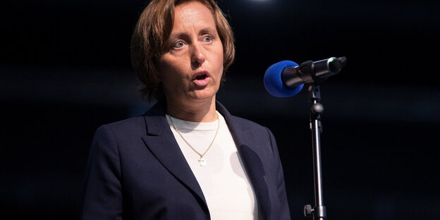 Beatrix von Storch redet an einem Saal-Mikrofon