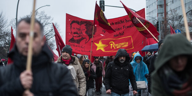 Menschen und Fahnen und Transparente auf dem Gedenkmarsch für Karl Liebknecht und Rosa Luxemburg Menschen und Fahnen und Transparente auf dem Gedenkmarsch für Karl Liebknecht und Rosa Luxemburg
