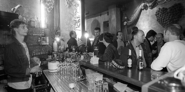 Viele Leute sitzen in der schwulen Bar Hafen in Berlin Viele Leute sitzen in der schwulen Bar Hafen in Berlin