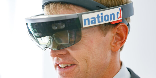Daniel Günther mit einer Virtual-Reality-Brille Daniel Günther mit einer Virtual-Reality-Brille