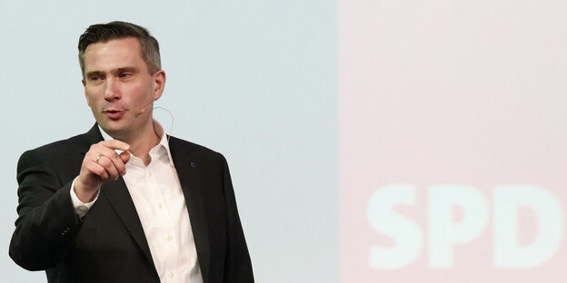 Der SPD-Politiker Martin Dulig steht auf einem Podium und reden, hinter ihm die Aufschrift "SPD" Der SPD-Politiker Martin Dulig steht auf einem Podium und reden, hinter ihm die Aufschrift "SPD"