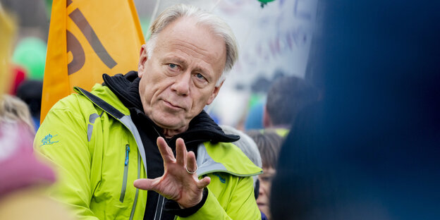 Jürgen Trittin macht eine beschwörende Geste Jürgen Trittin macht eine beschwörende Geste