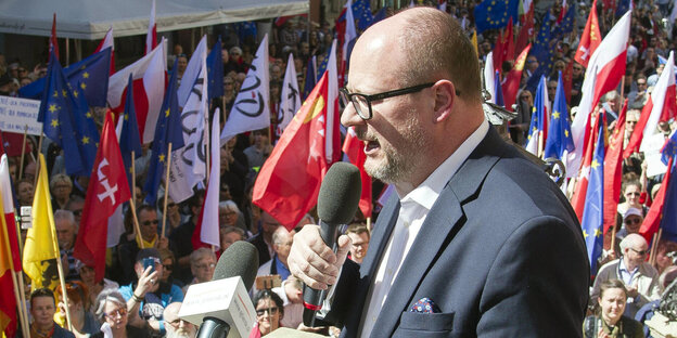 Ein Mann am Mikrofon Ein Mann am Mikrofon
