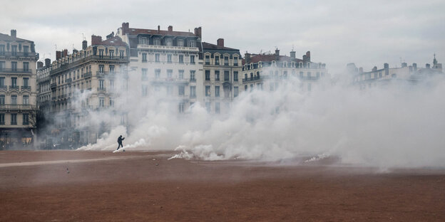 Ein Mann geht durch eine Tränengaswolke bei Auseinandersetzungen mit der Polizei in Lyon Ein Mann geht durch eine Tränengaswolke bei Auseinandersetzungen mit der Polizei in Lyon