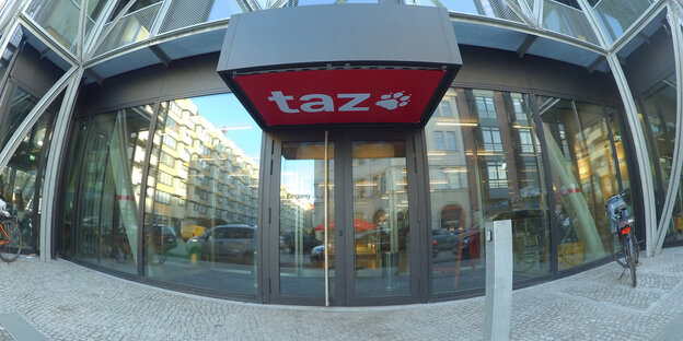 "taz" steht über dem Eingang des Redaktionsgebäudes der "taz" an der Friedrichstraße "taz" steht über dem Eingang des Redaktionsgebäudes der "taz" an der Friedrichstraße