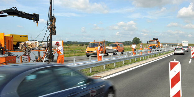 Bauarbeiter stehen auf der A26 bei Horneburg. Bauarbeiter stehen auf der A26 bei Horneburg.