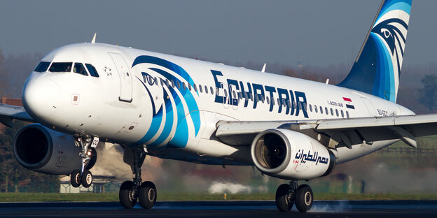 Ein flugzeug der Fluggesellschaft Egyptair. Ein flugzeug der Fluggesellschaft Egyptair.
