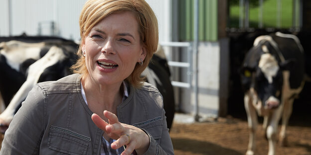 Julia Klöckner steht vor einer Kuh Julia Klöckner steht vor einer Kuh