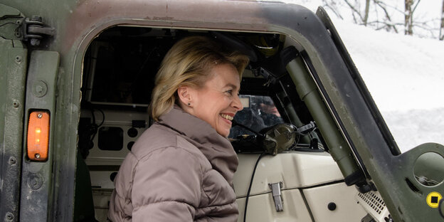 Ursula von der Leyen grinst in enem Auto Ursula von der Leyen grinst in enem Auto