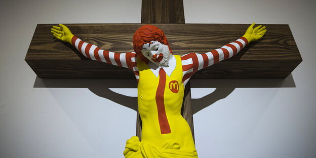 Die Skulptur „McJesus“ des finnischen Künstlers Jani Leinonen in der „Sacred Goods“-Ausstellung in Haifa, Israel Die Skulptur „McJesus“ des finnischen Künstlers Jani Leinonen in der „Sacred Goods“-Ausstellung in Haifa, Israel