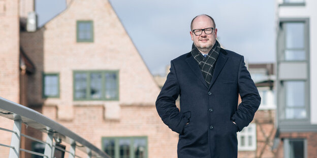 Ein Mann geht über eine Brücke. Es ist Pawel Adamowicz Ein Mann geht über eine Brücke. Es ist Pawel Adamowicz