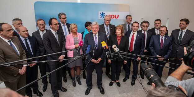 Gruppenfoto bei der Vorstellung der neuen CDU-Minister und -Staatssekretäre in Hessen