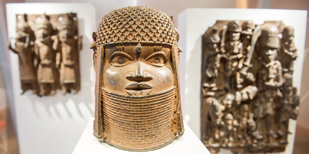 Drei Bronzen sind in einer Vitrine ausgestellt Drei Bronzen sind in einer Vitrine ausgestellt