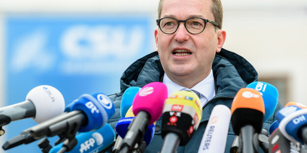 Alexander Dobrindt spricht in Mikrofone rein Alexander Dobrindt spricht in Mikrofone rein