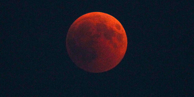 Blutmond am 21. Januar: Der Erdschatten schiebt sich über den rötlichen Vollmond.