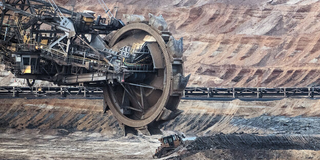 Eine Bergbaumaschine in einem Tagebau