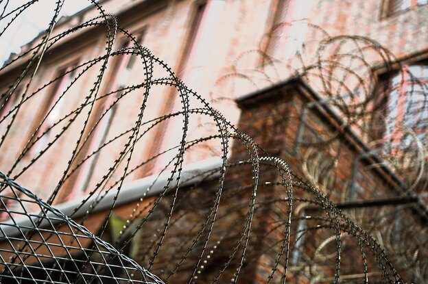 Stacheldraht an den Mauern des Hamburger Untersuchungsgefängnisses Holstenglacis. Stacheldraht an den Mauern des Hamburger Untersuchungsgefängnisses Holstenglacis.