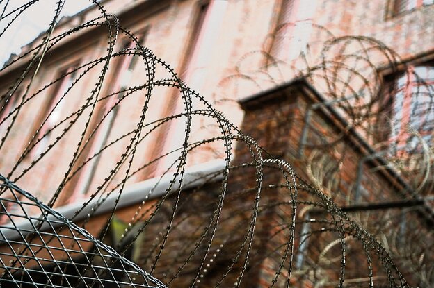 Stacheldraht an den Mauern des Hamburger Untersuchungsgefängnisses Holstenglacis.