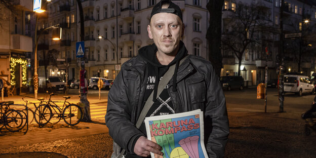 Verkäufer Ronny hält die neueste Ausgabe der Obdachlosenzeitung Karuna in den Händen Verkäufer Ronny hält die neueste Ausgabe der Obdachlosenzeitung Karuna in den Händen
