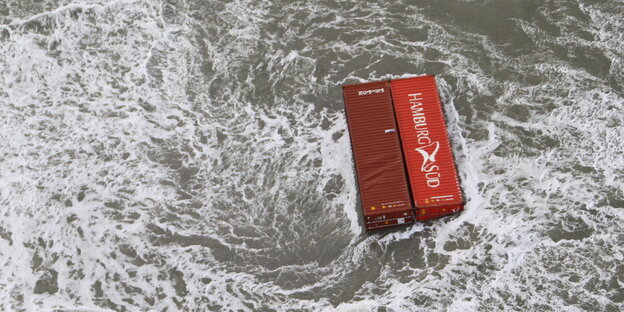 Zwei Container schwimmen im Meer Zwei Container schwimmen im Meer