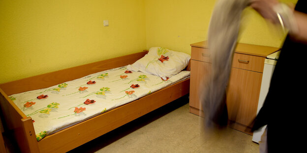 Ein karges Zimmer wird eingerichtet Ein karges Zimmer wird eingerichtet