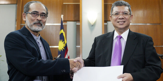 Der malaysische Außenminister Saifuddin Abdullah erhält ein Schriftstück vom Vorsitzenden der antisemitischen Boykott-, Devestitions- und Sanktionsbewegung (BDS) Der malaysische Außenminister Saifuddin Abdullah erhält ein Schriftstück vom Vorsitzenden der antisemitischen Boykott-, Devestitions- und Sanktionsbewegung (BDS)