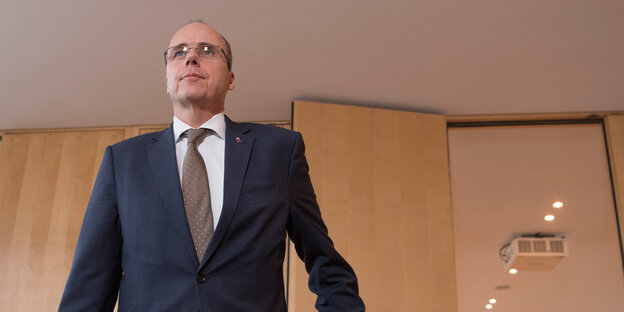 Ein Mann kommt aus einem Saal. Es ist der hessische Innenminister Peter Beuth Ein Mann kommt aus einem Saal. Es ist der hessische Innenminister Peter Beuth